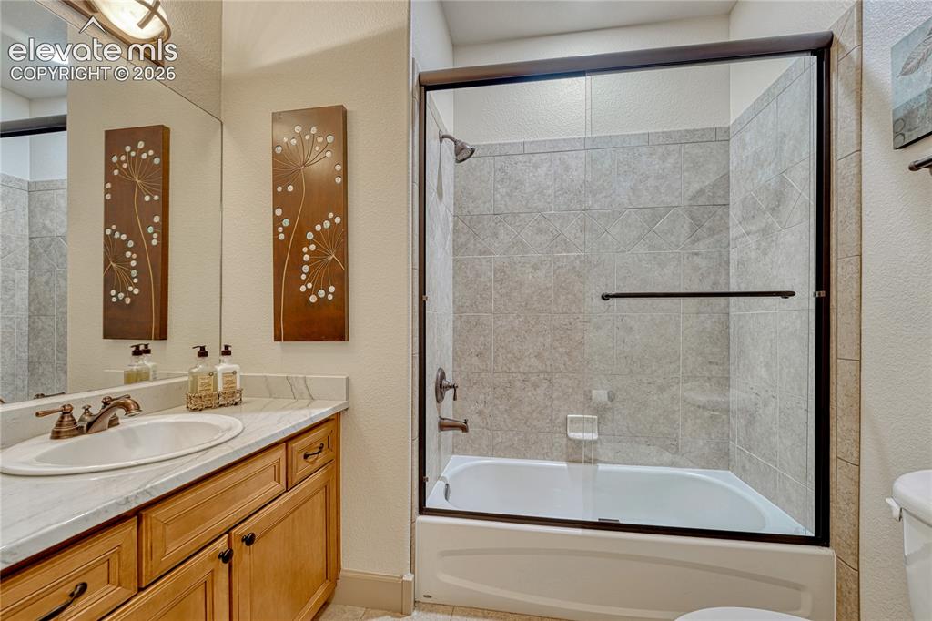 Image 34 of 48: Bathroom