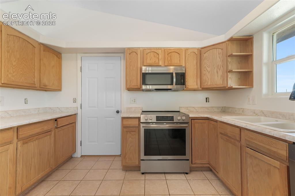 Image 14 of 50: Kitchen
