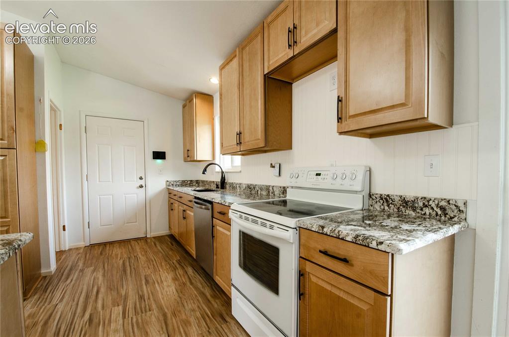 Image 13 of 50: Kitchen