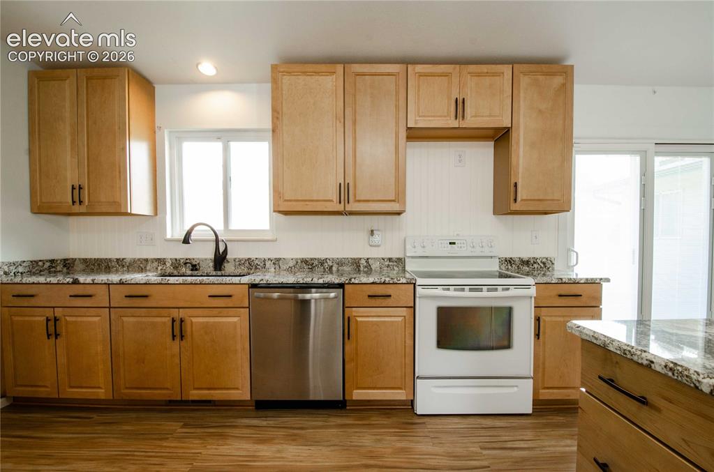 Image 14 of 50: Kitchen