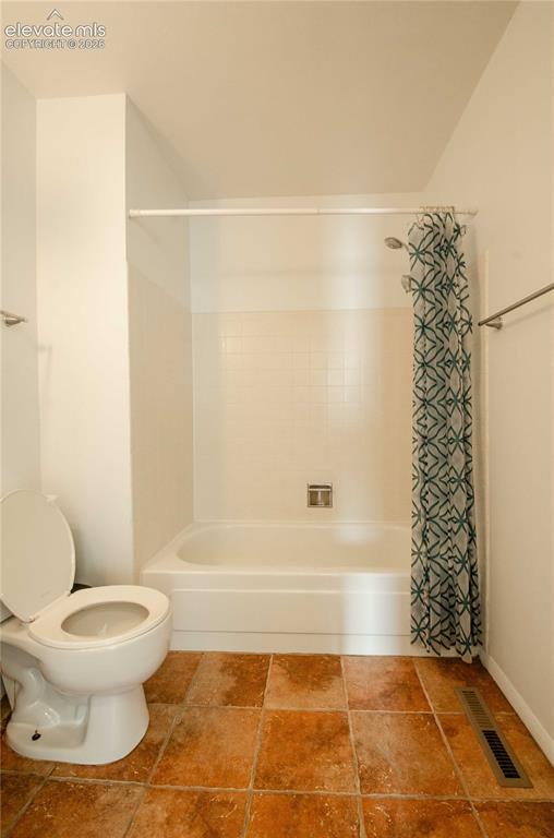 Image 20 of 50: Bathroom