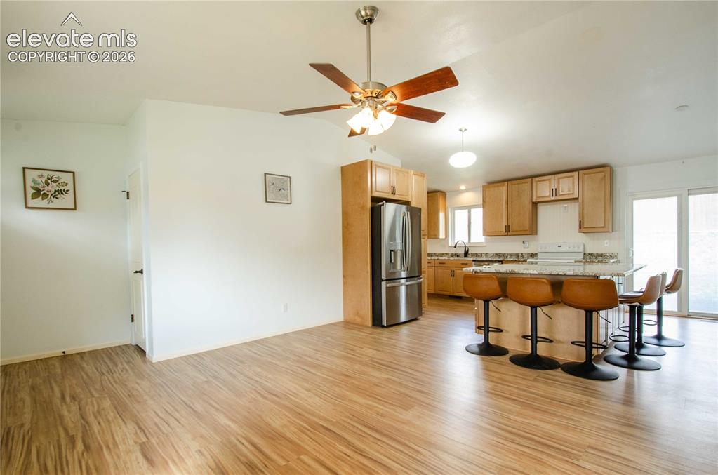 Image 7 of 50: Kitchen