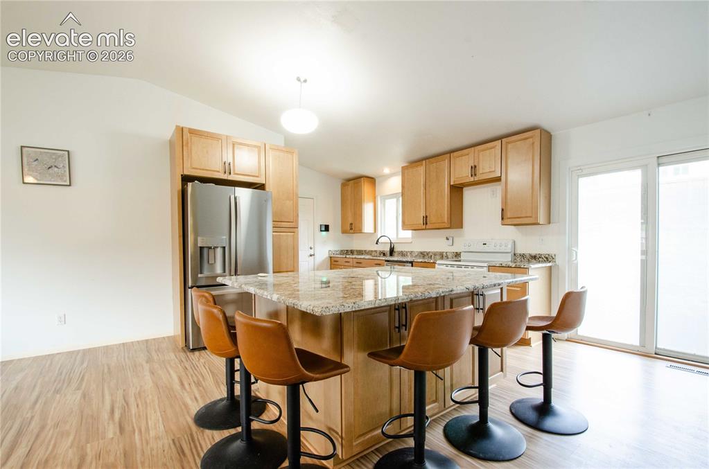 Image 8 of 50: Kitchen