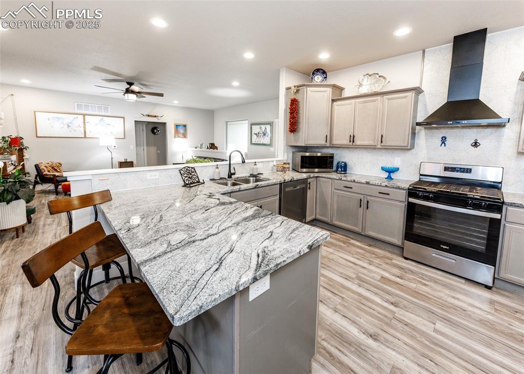 Image 10 of 40: Kitchen