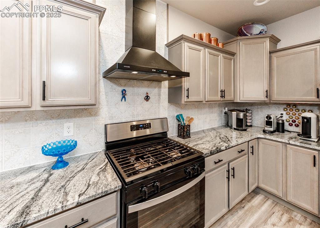 Image 12 of 40: Kitchen