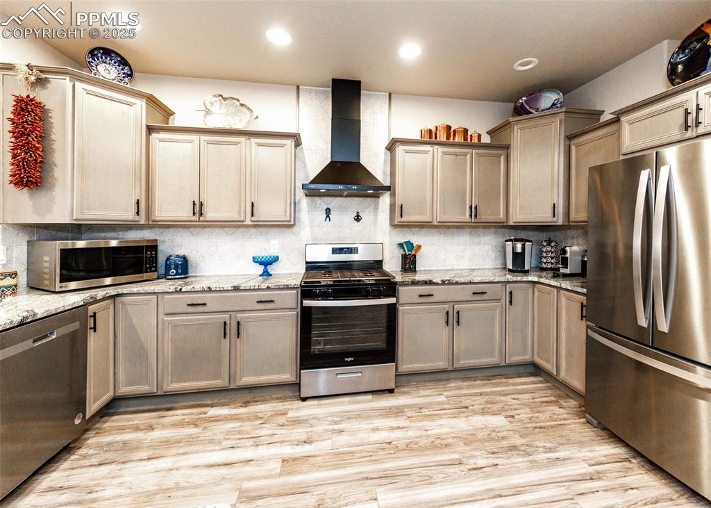 Image 14 of 40: Kitchen