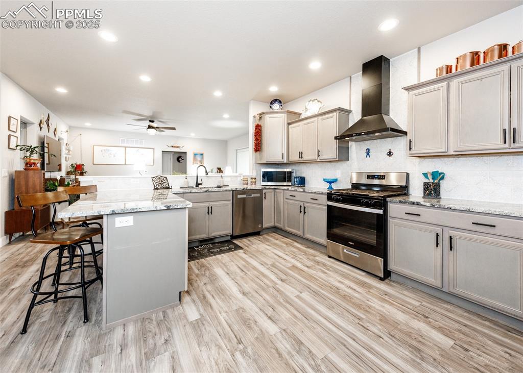 Image 15 of 40: Kitchen