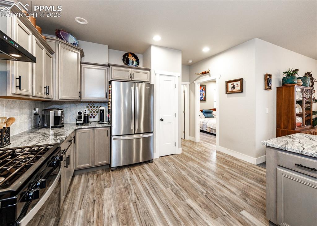 Image 16 of 40: Kitchen