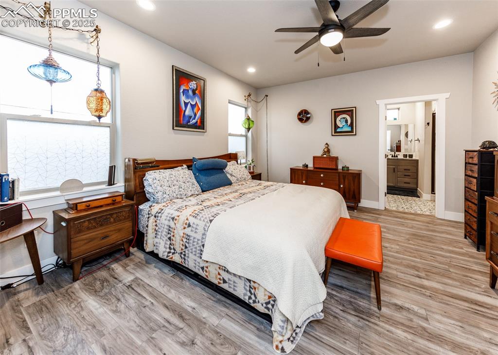 Image 17 of 40: Bedroom