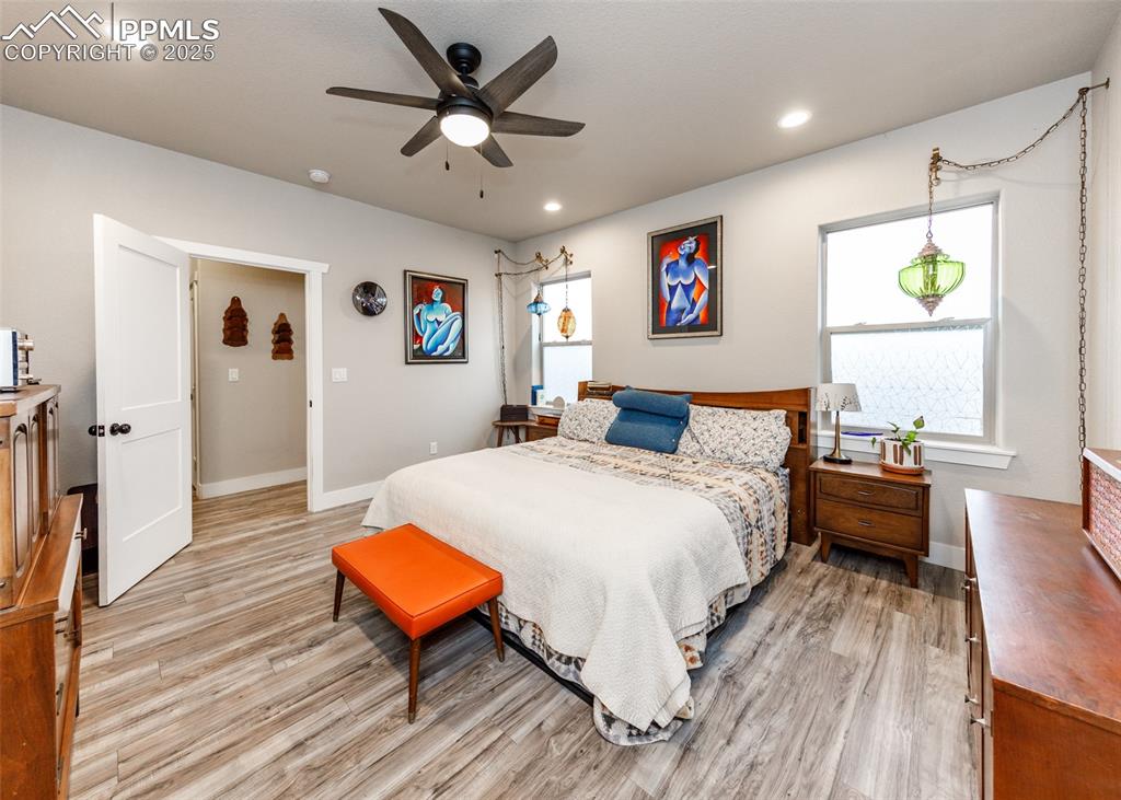 Image 18 of 40: Bedroom