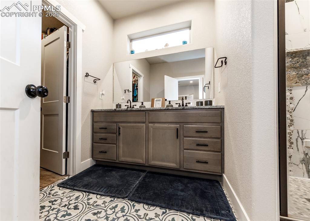 Image 19 of 40: Bathroom