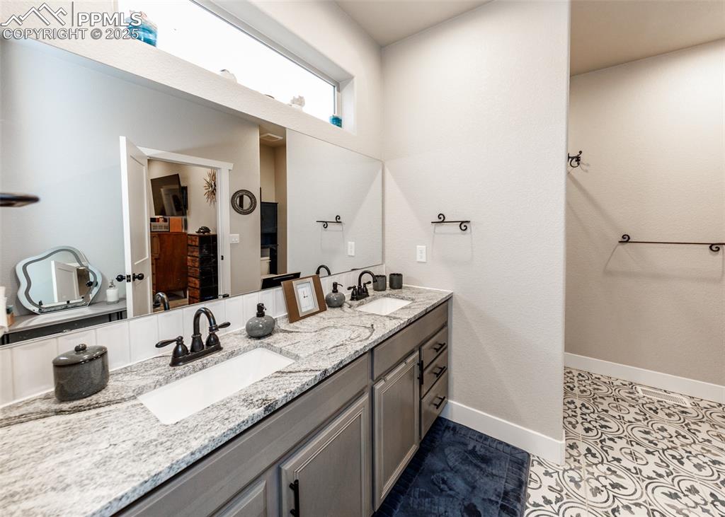 Image 20 of 40: Bathroom