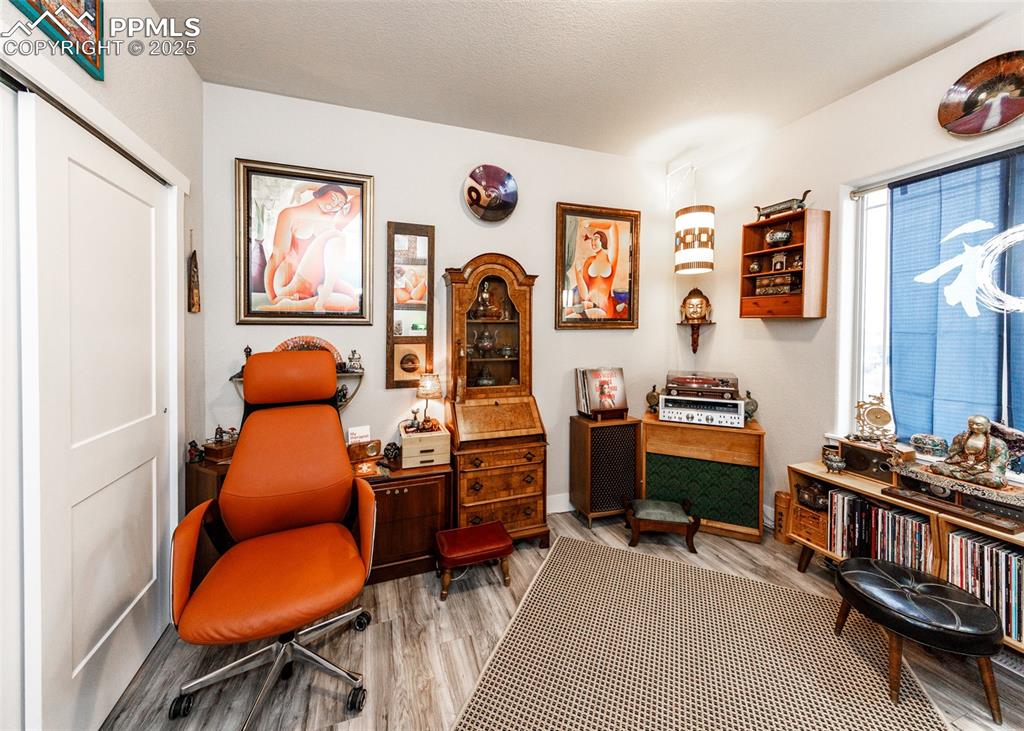 Image 25 of 40: Sitting Room