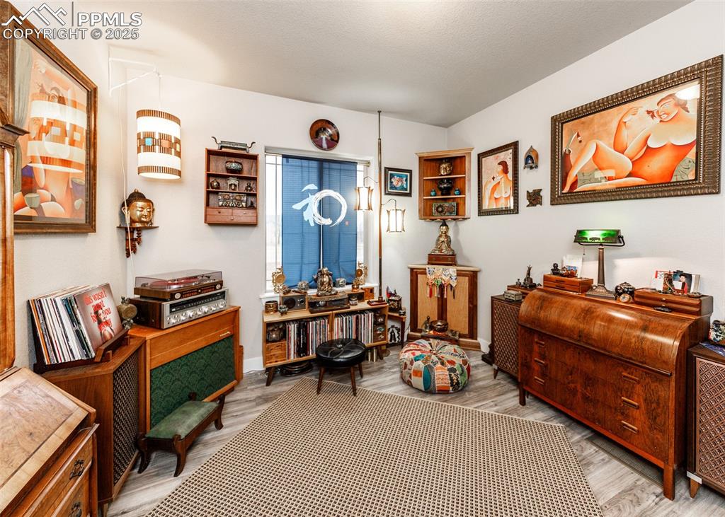 Image 26 of 40: Sitting Room