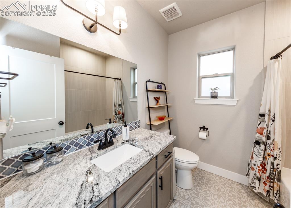 Image 27 of 40: Bathroom