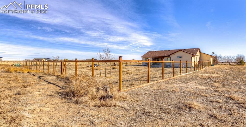 Image 31 of 40: Yard