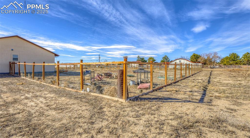 Image 33 of 40: Yard