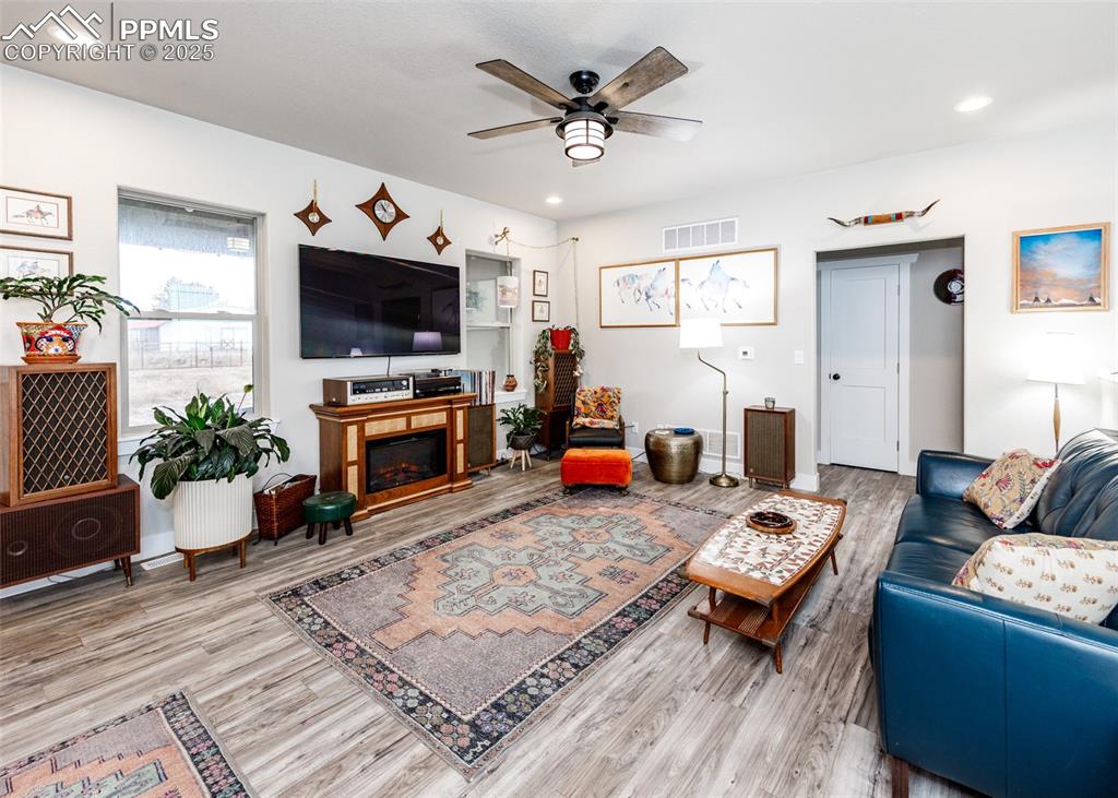 Image 5 of 40: Living Room