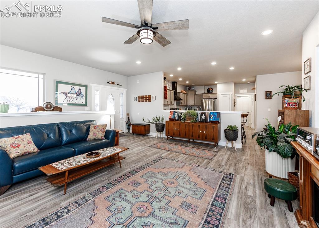 Image 6 of 40: Living Room