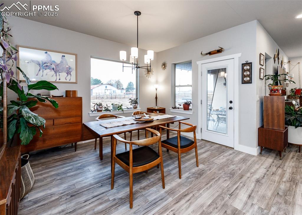 Image 8 of 40: Dining Area