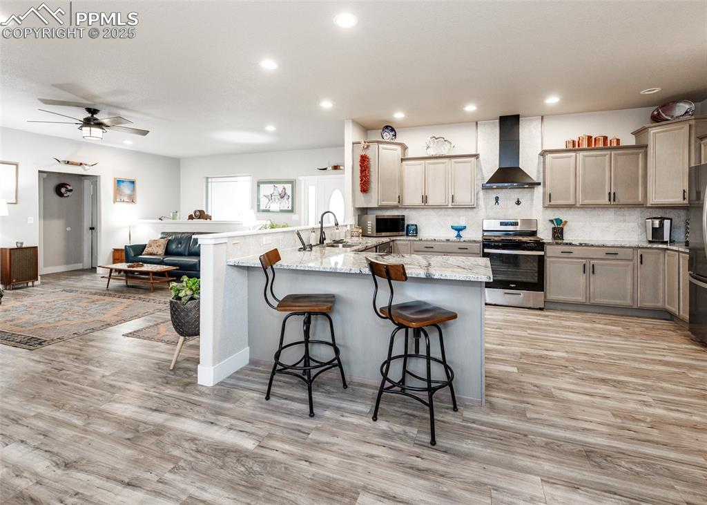 Image 9 of 40: Kitchen