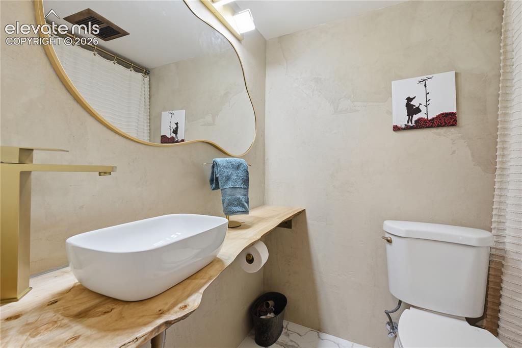 Image 15 of 22: Bathroom