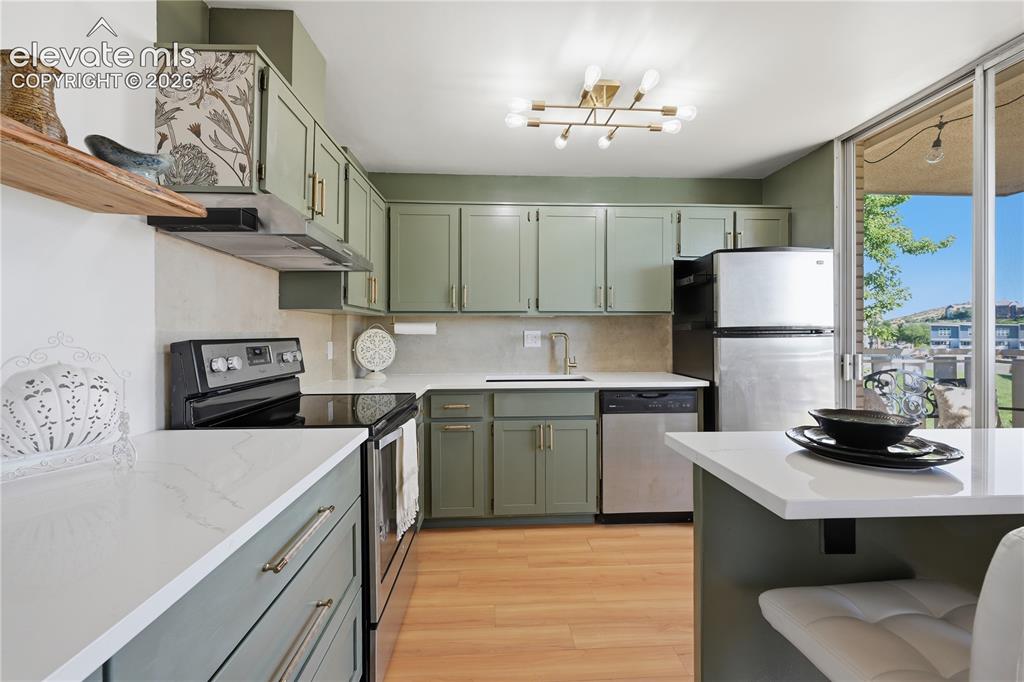 Image 5 of 22: Kitchen