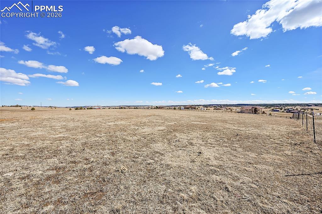 Image 28 of 33: Yard