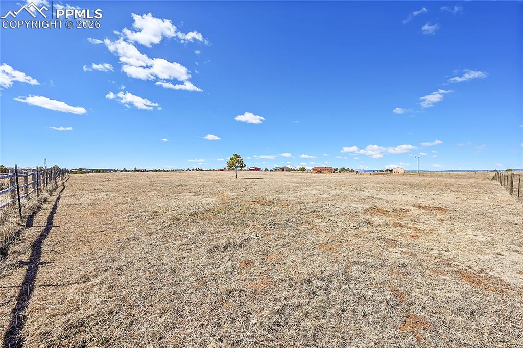 Image 31 of 33: Yard