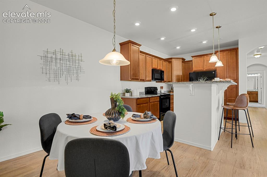 Image 10 of 28: Dining Area