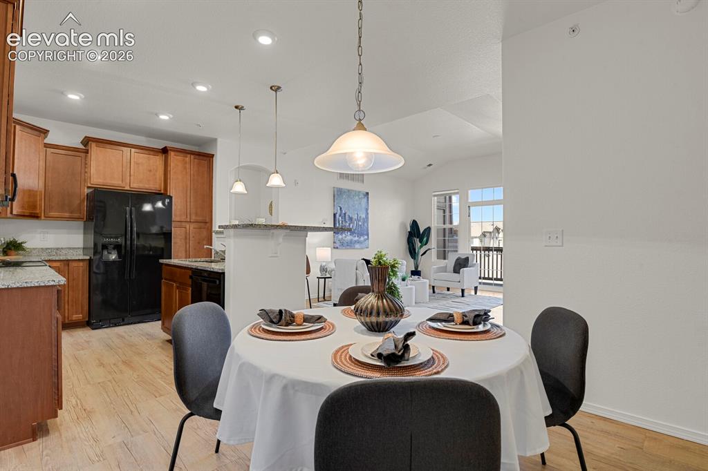 Image 11 of 28: Dining Area