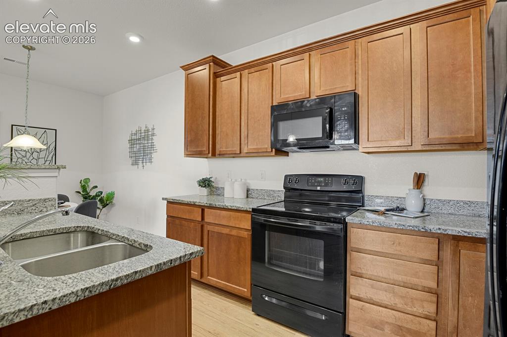 Image 15 of 28: Kitchen