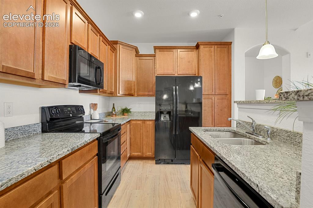 Image 16 of 28: Kitchen