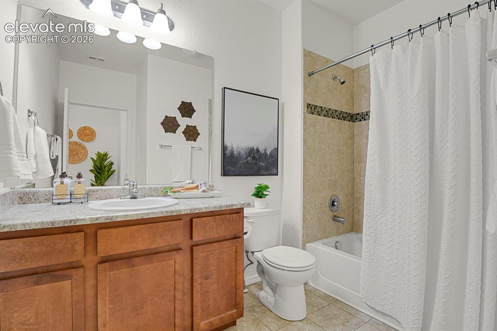 Image 25 of 28: Bathroom