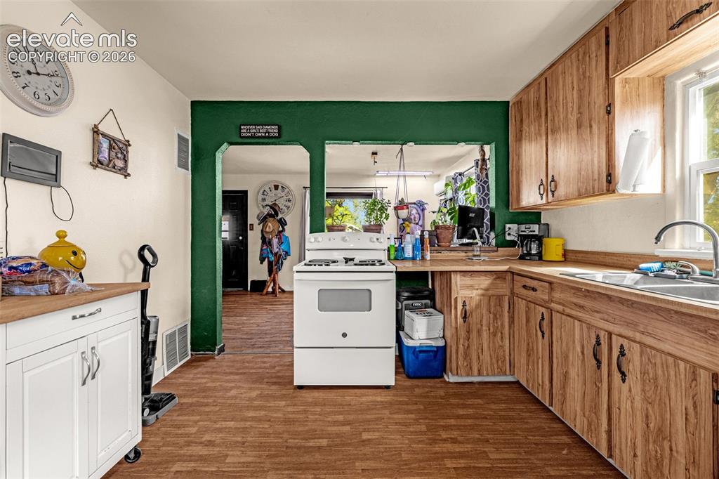 Image 10 of 23: Kitchen