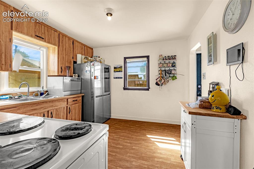 Image 12 of 23: Kitchen