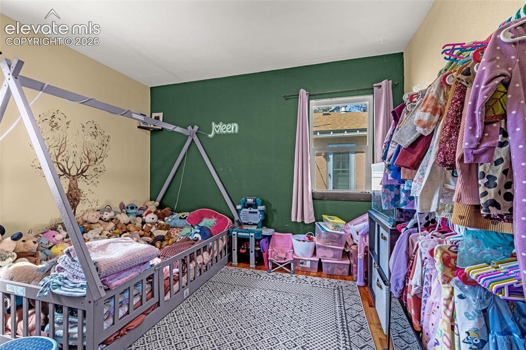 Image 13 of 23: Bedroom