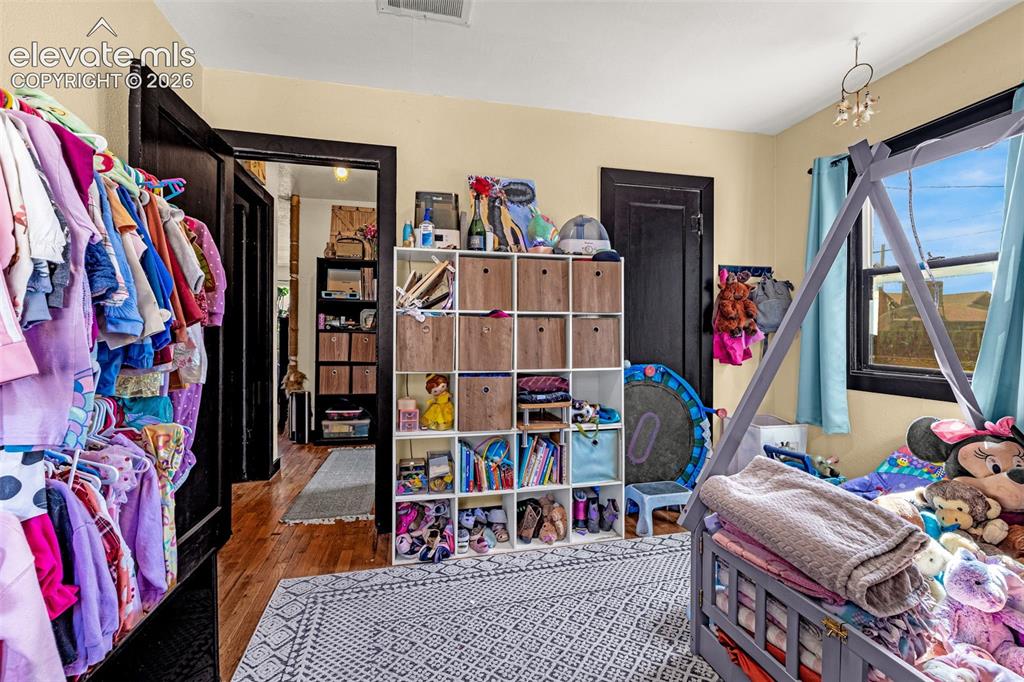 Image 14 of 23: Bedroom
