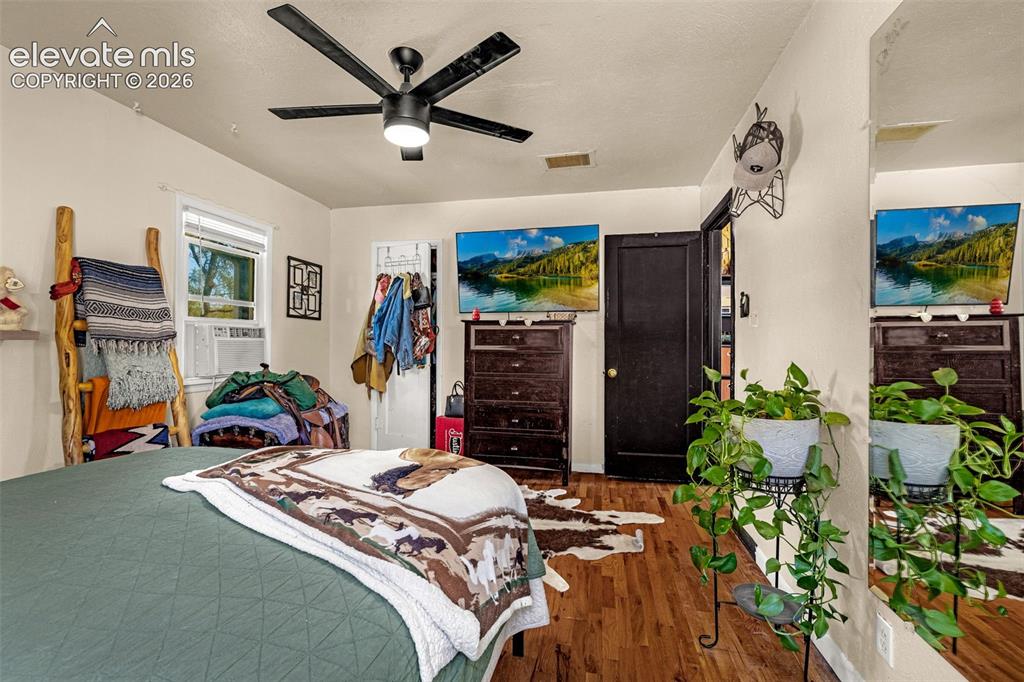 Image 17 of 23: Bedroom