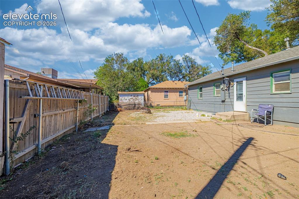 Image 19 of 23: Yard