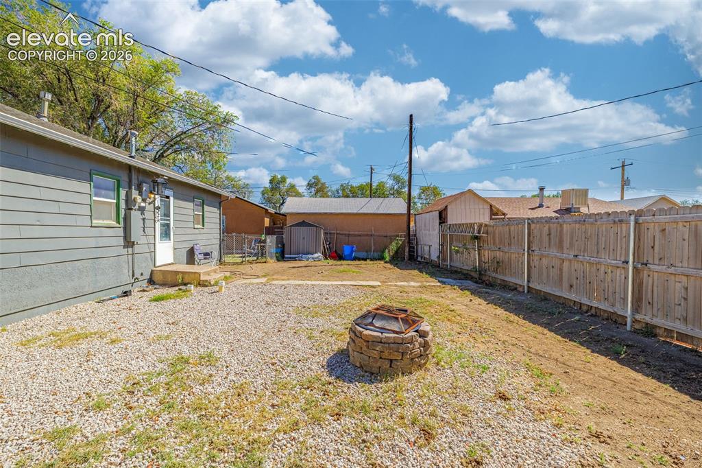 Image 22 of 23: Yard