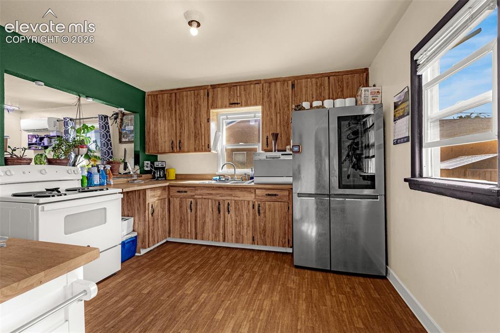 Image 8 of 23: Kitchen