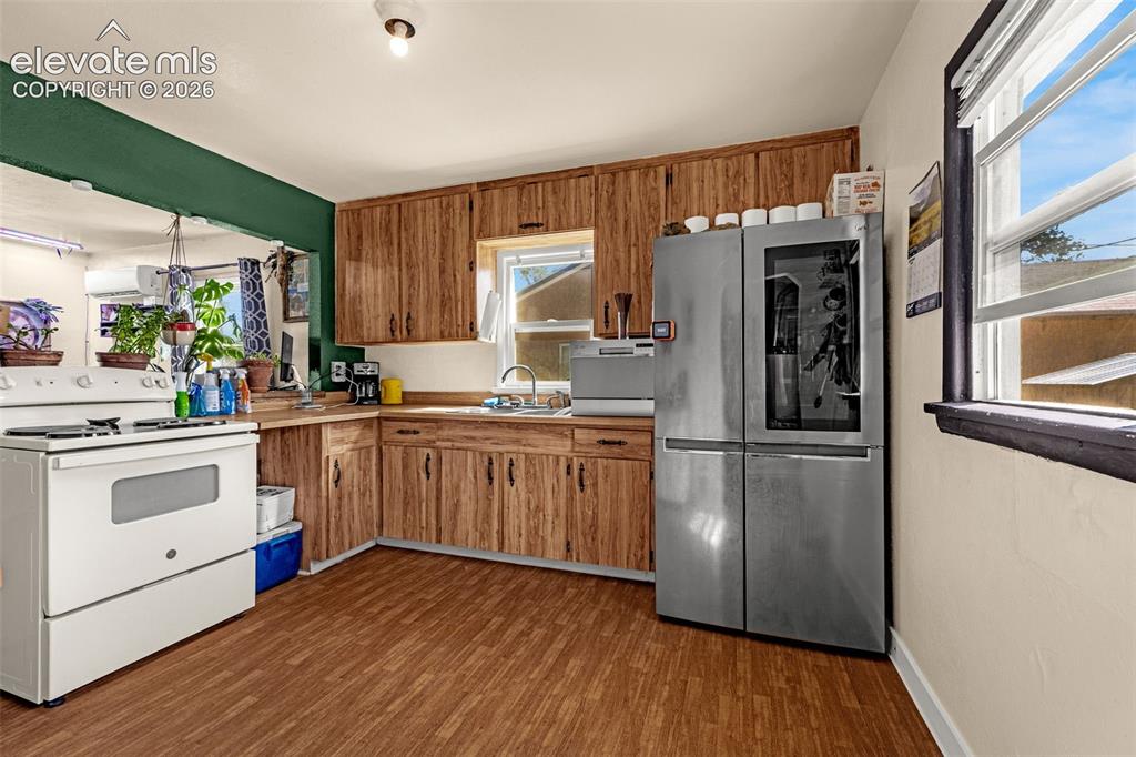 Image 9 of 23: Kitchen