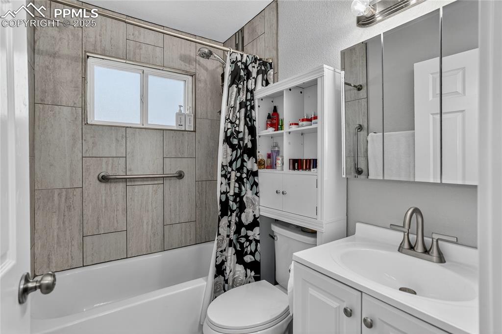 Image 10 of 21: Full bath - upper level