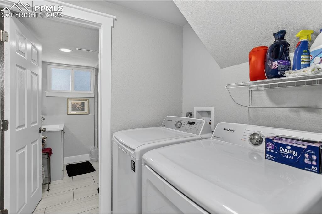 Image 14 of 21: Laundry area