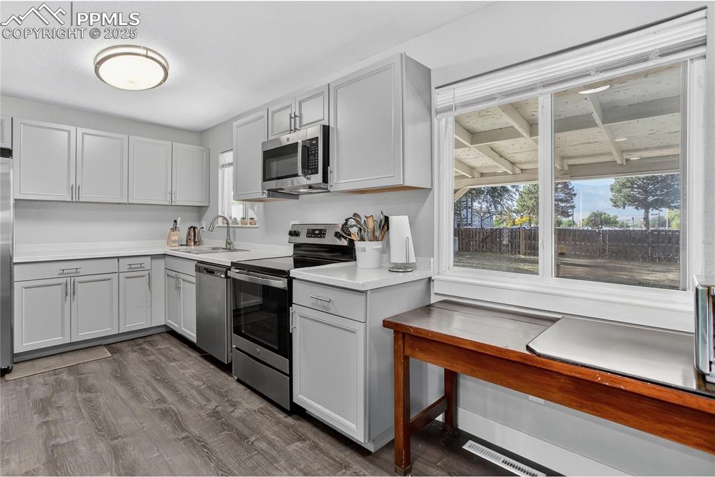 Image 6 of 21: Stainless steel appliances