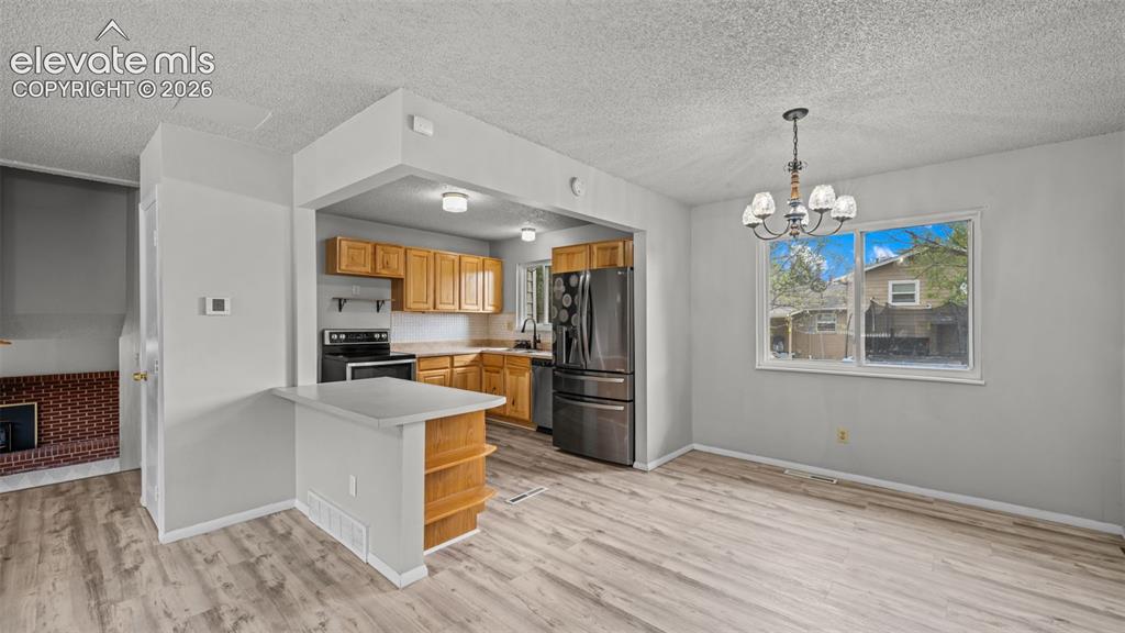 Image 10 of 35: Kitchen