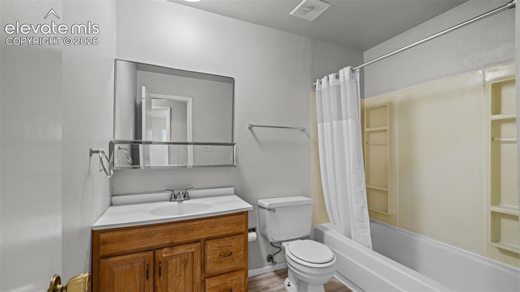 Image 16 of 35: Bathroom
