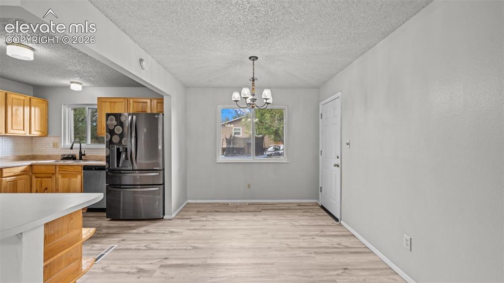 Image 8 of 35: Dining Area