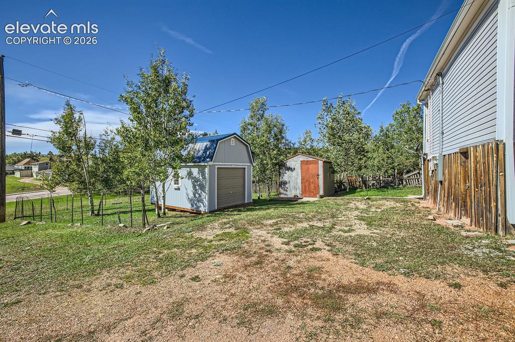 Image 11 of 11: Yard